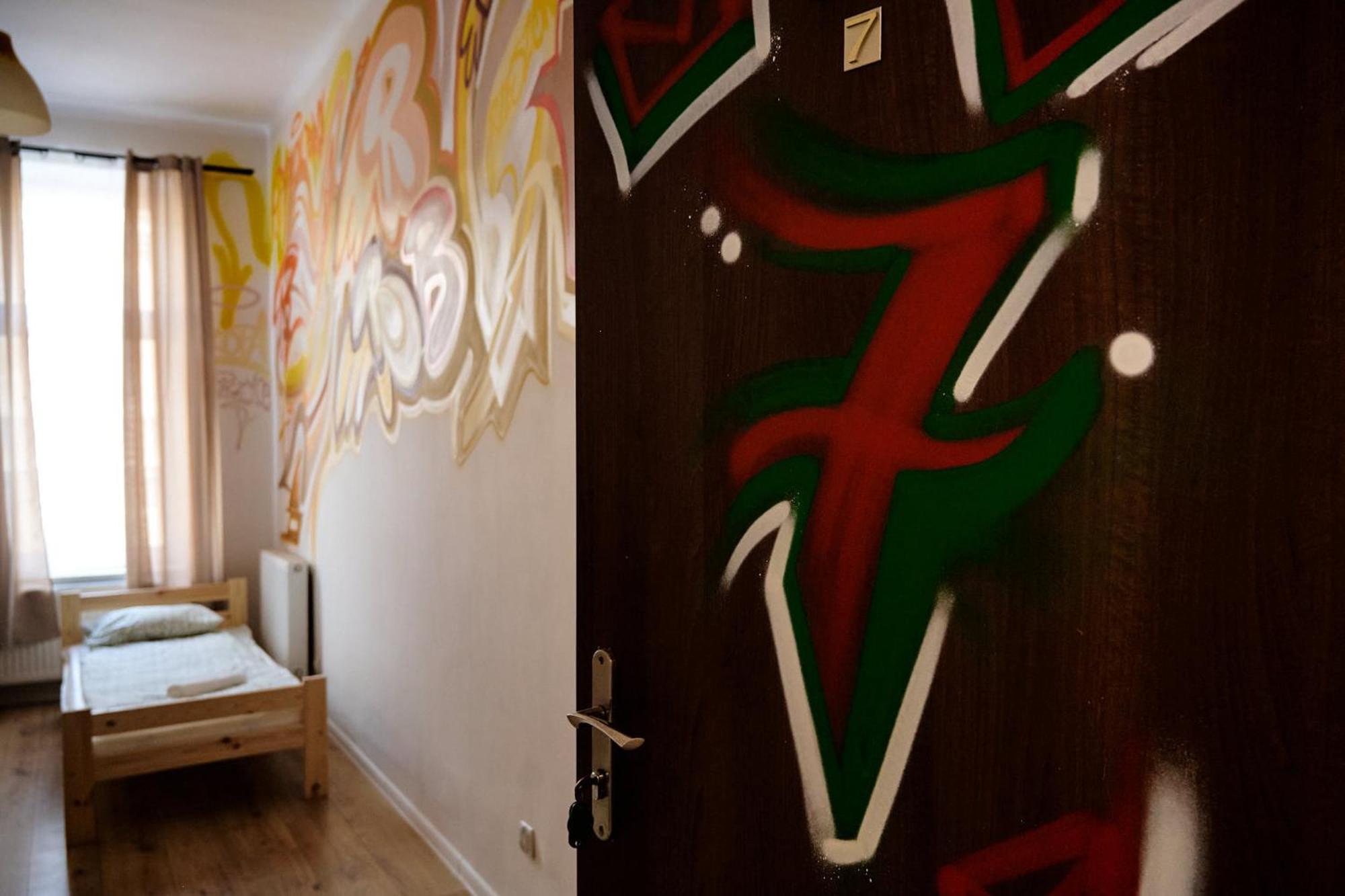 Hostel Graffiti Krakow Luaran gambar